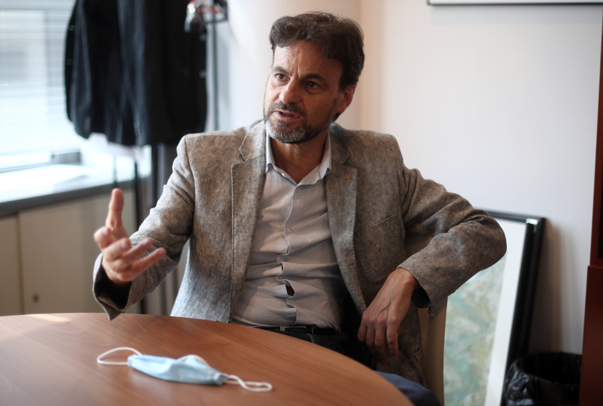 El presidente del grupo parlamentario de Unidas Podemos y líder de En Comú Podem -ECP-, Jaume Asens, durante una entrevista para Europa Press en su despacho en el Congreso de los Diputados, en Madri