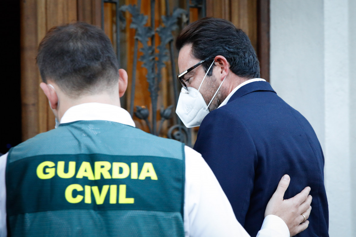 Acompañado de un agente de la Guardia Civil, el empresario David Madí llega a su despacho de Aguas de Cataluña, que será registrado, en Barcelona, Catalunya (España), a 28 de octubre de 2020. Mad