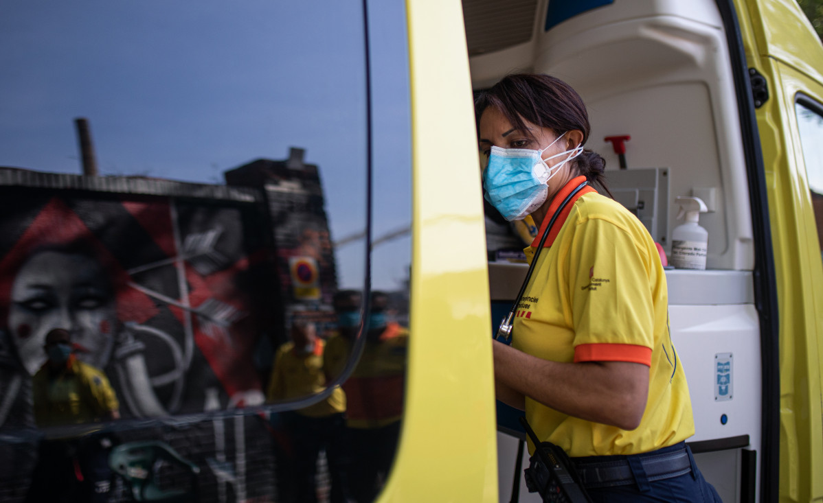 Una técnico del Sistema de Emergencias Médicas (SEM) de la Generalitat de Cataluña durante un servicio y limpieza de EPIs, en Barcelona/Catalunya (España) a 19 de abril de 2020.