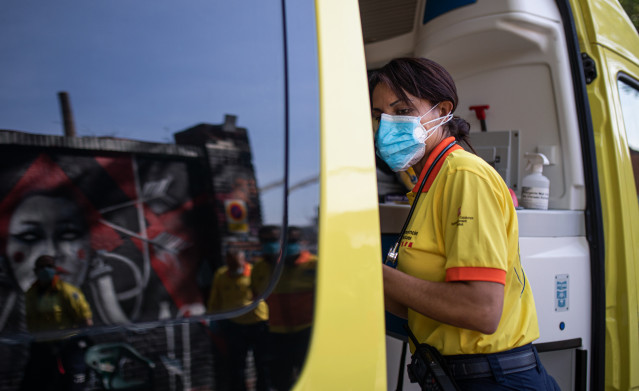 Una técnico del Sistema de Emergencias Médicas (SEM) de la Generalitat de Cataluña durante un servicio y limpieza de EPIs, en Barcelona/Catalunya (España) a 19 de abril de 2020.