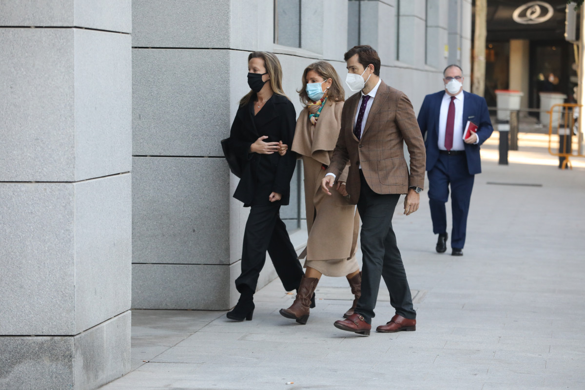 Acompañada de su abogada, Marta Giménez-Cassina,  Rosalía Iglesias (c), mujer del extesorero del PP Luis Bárcenas, llega a la Audiencia Nacional, en Madrid (España), a 30 de octubre de 2020.