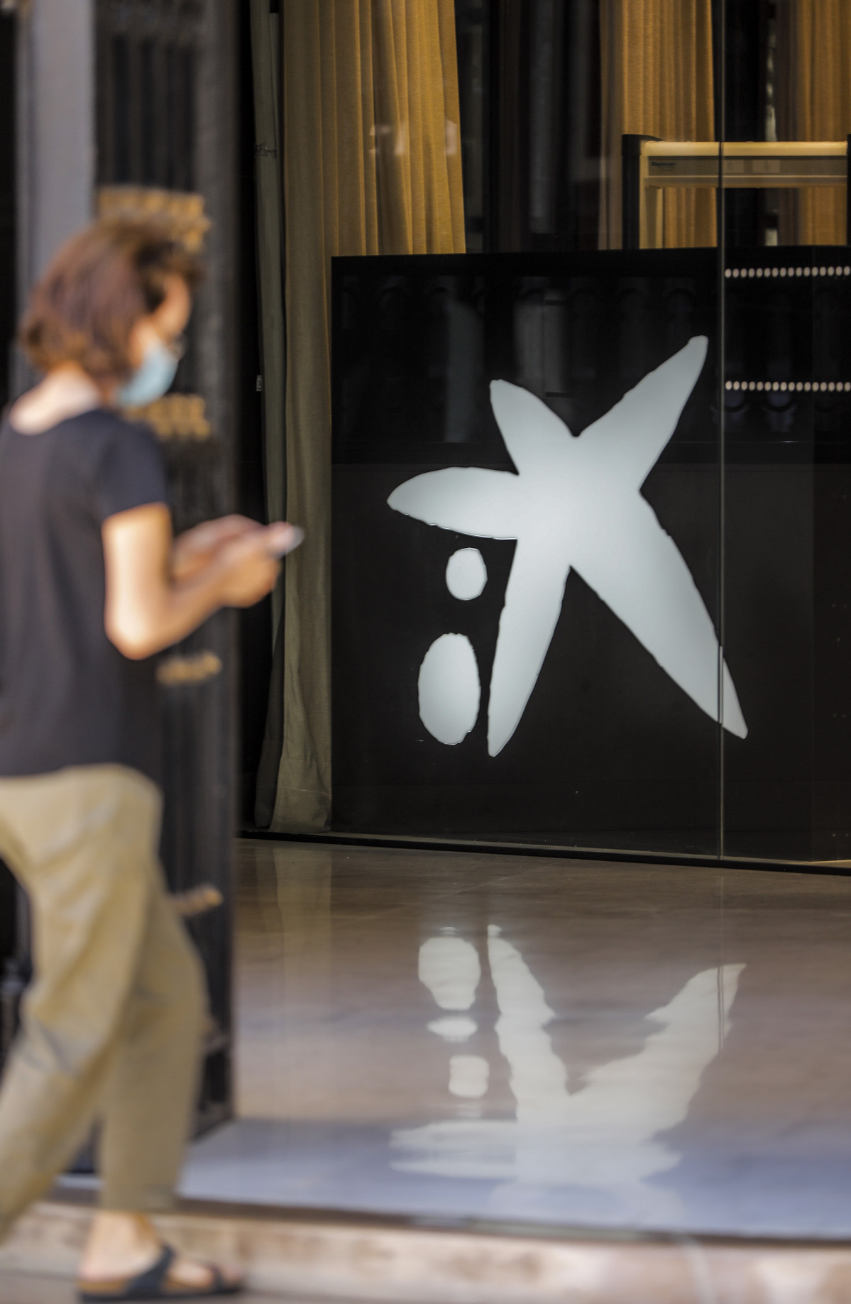 Logo de Caixabank en el edificio de la sede de Caixabank, en Valencia.