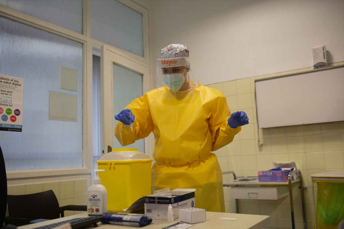Una sanitària introdueix en una paperera habilitada restes de materials utilitzats per realitzar test ràpids d'antígens de detecció de coronavirus, al Centre d'Atenció Primària CAP Mans, a Barce