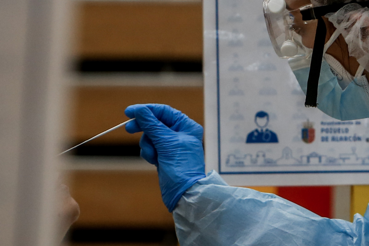 Una sanitaria realiza un test de antígenos para detección del coronavirus a un vecino de la zona básica de salud de San Juan de la Cruz en el polideportivo municipal El Torreón, en Pozuelo de Alar