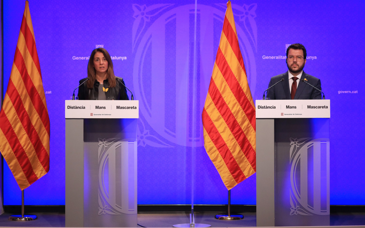 La consellera de Presidencia y portavoz del Govern, Meritxell Budó, y el vicepresidente, Pere Aragonès, en rueda de prensa telemática para presentar el plan de apertura que flexibiliza las restricc