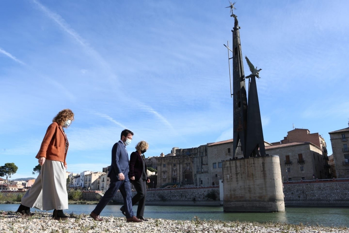 La consellera de Justicia, Ester Capella, el vicepresidente del Govern, Pere Aragonès, y la alcaldesa de Tortosa, Meritxell Roigé. En Tortosa (Tarragona) el 20 de noviembre de 2020