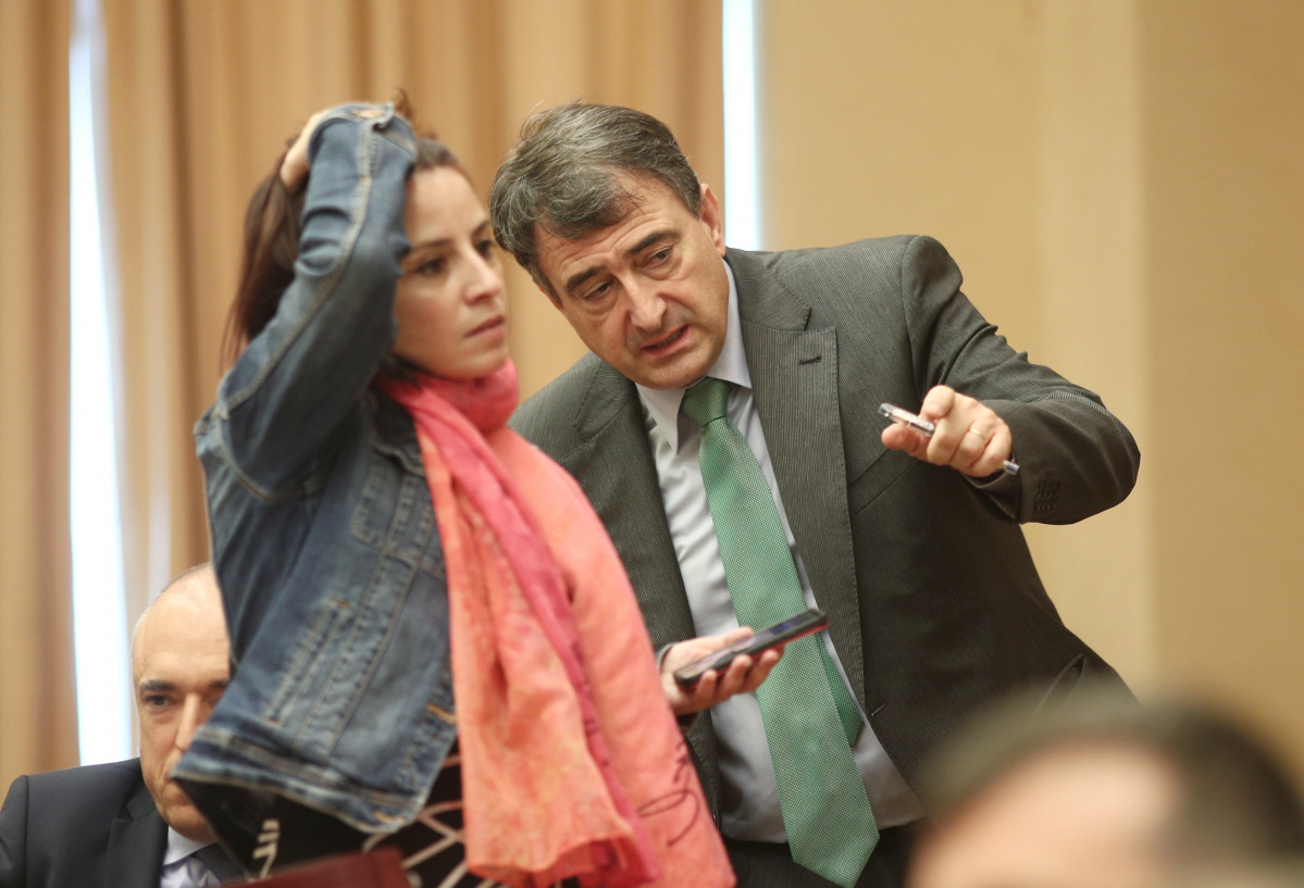 Los portavoces del PSOE y PNV en el Congreso de los Diputados, Adriana Lastra y Aitor Esteban,  hablan durante una reunión de la Diputación Permanente del Congreso