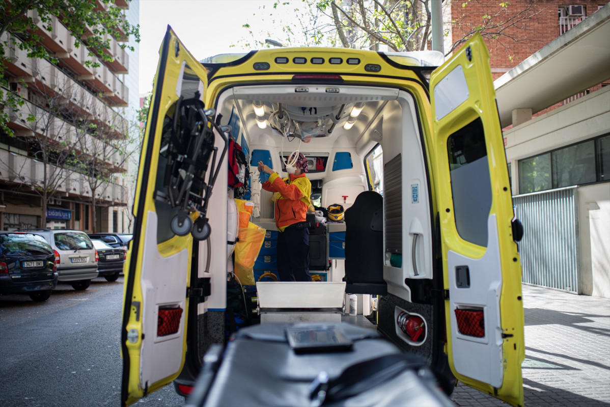 Una tècnic del Sistema d'Emergències Mèdiques (SEM) de la Generalitat de Catalunya en una ambulància durant un servei i neteja d'EPIs, a Barcelona/Catalunya (Espanya) a 19 d'abril del 2020.
