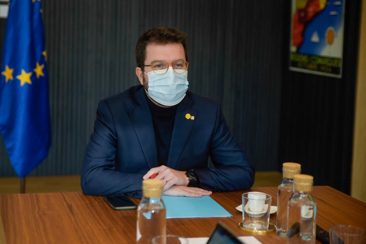 El vicepresidente de la Generalitat, Pere Aragonès, ha abordado el diseño del nuevo mecanismo de ayudas económicas basado en el registro previo, junto a consellers y otros miembros del Govern.