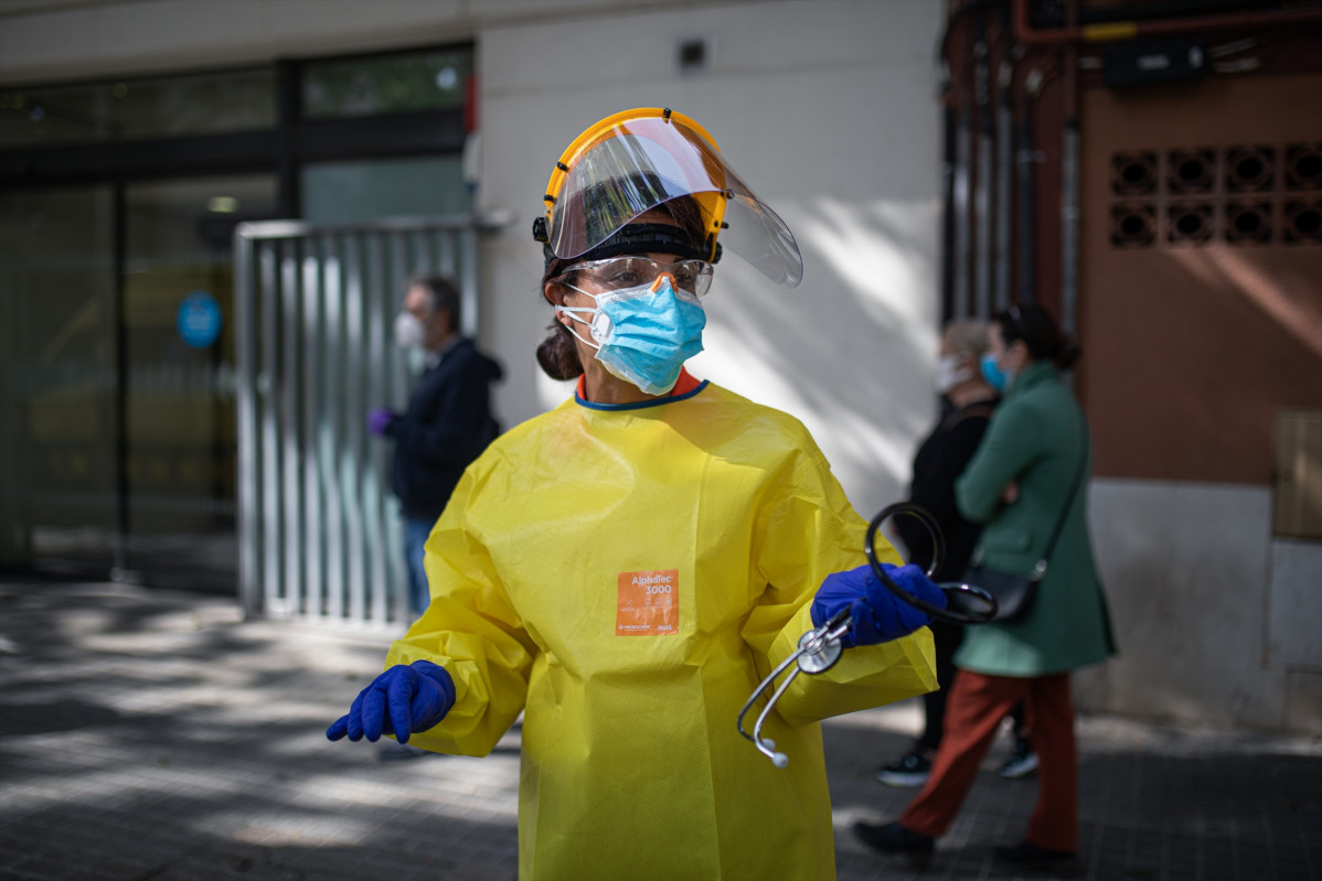 Una técnico del Sistema de Emergencias Médicas (SEM) de la Generalitat de Cataluña durante un servicio y limpieza de EPIs, en Barcelona/Catalunya (España) a 19 de abril de 2020.