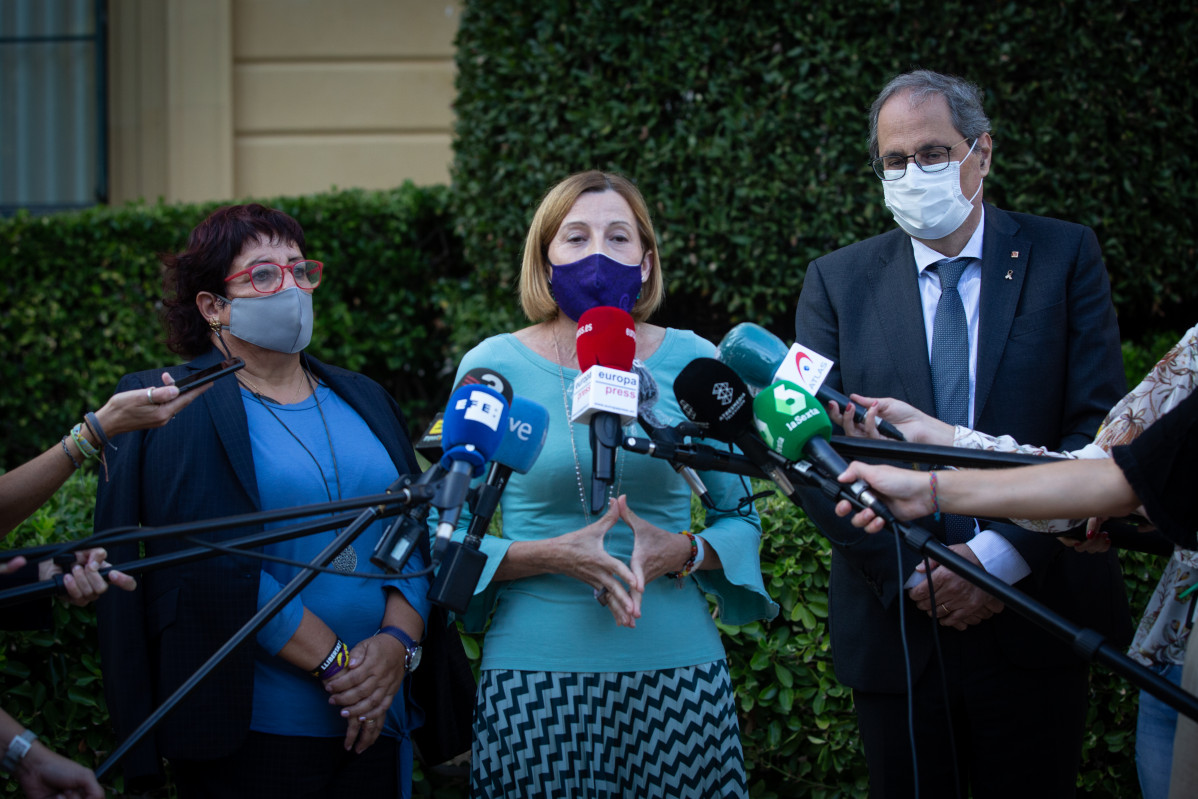 La presa del 'Procés' que mantiene el tercer grado penitenciario y expresidenta del Parlament Carmen Forcadell (c), ofrece declaraciones a los medios de comunicación junto al expresidente de la Gene