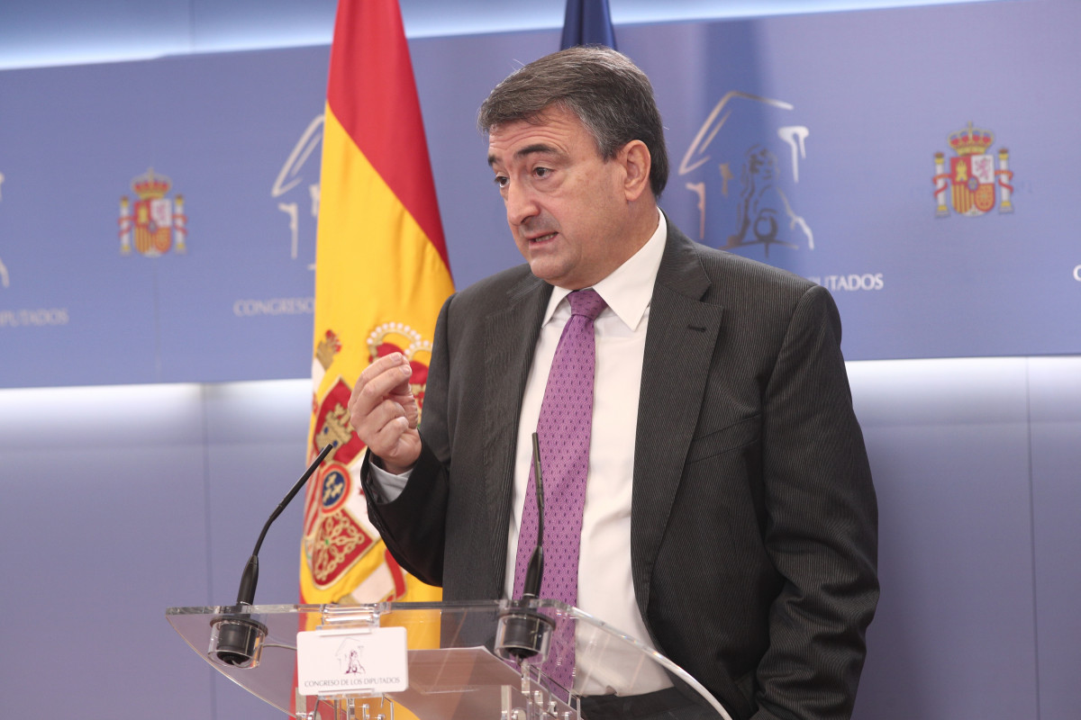 El portavoz del PNV en el Congreso, Aitor Esteban, interviene durante la rueda de prensa celebrada con motivo de la junta de portavoces en el Congreso de los Diputados, en Madrid, (España), a 29 de s