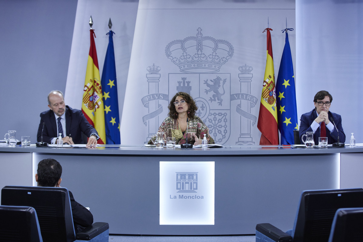 (I-D) El ministro de Justicia, Juan Carlos Campo; la ministra portavoz y de Hacienda, María Jesús Montero; y el ministro de Sanidad, Salvador Illa, comparecen en rueda de prensa posterior al Consejo