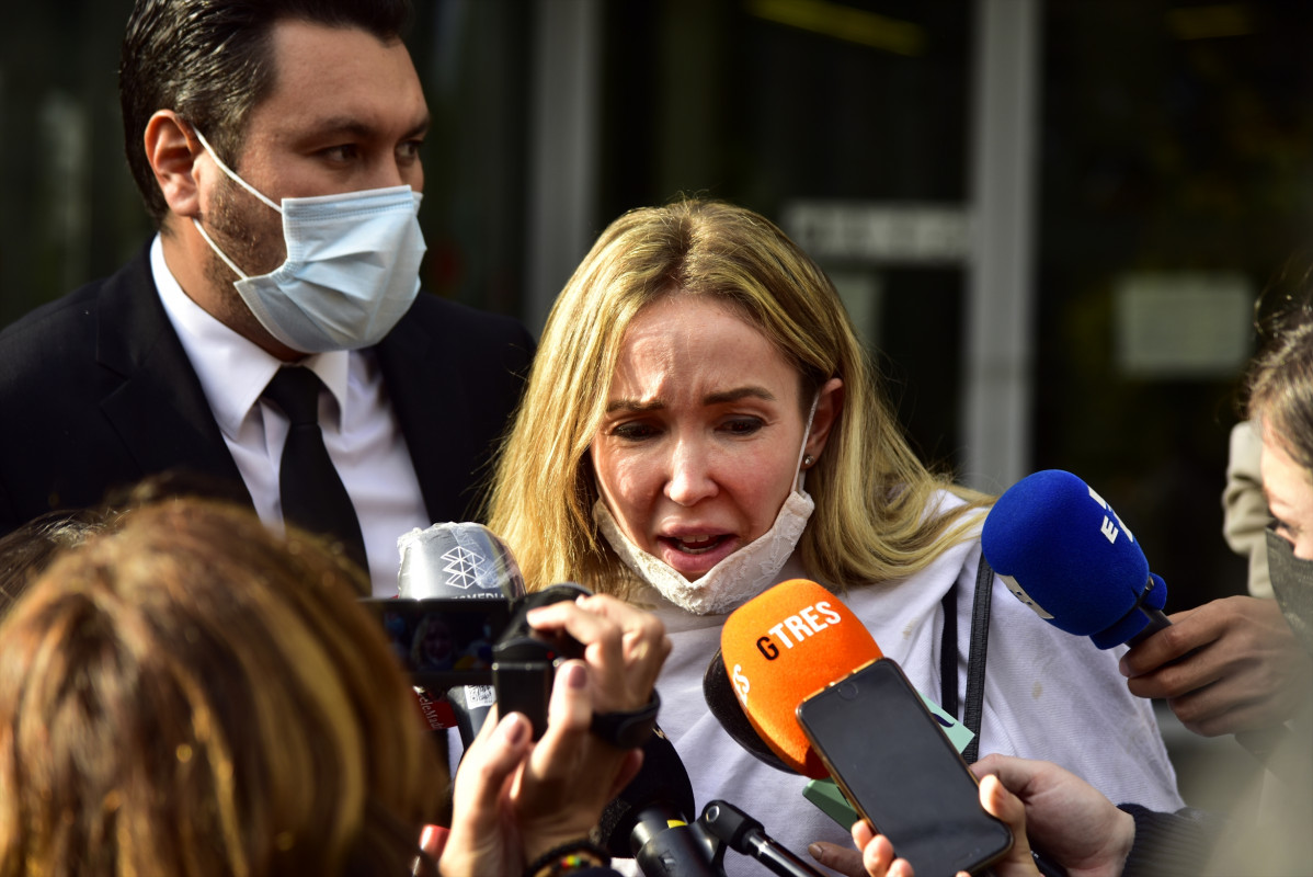 La esposa de Josep Maria Mainat, Angela Dobrowolski, llega al juzgado en Barcelona, en la Ciutat de la Justícia de Barcelona, Catalunya (España) a 25 de octubre de 2020.
