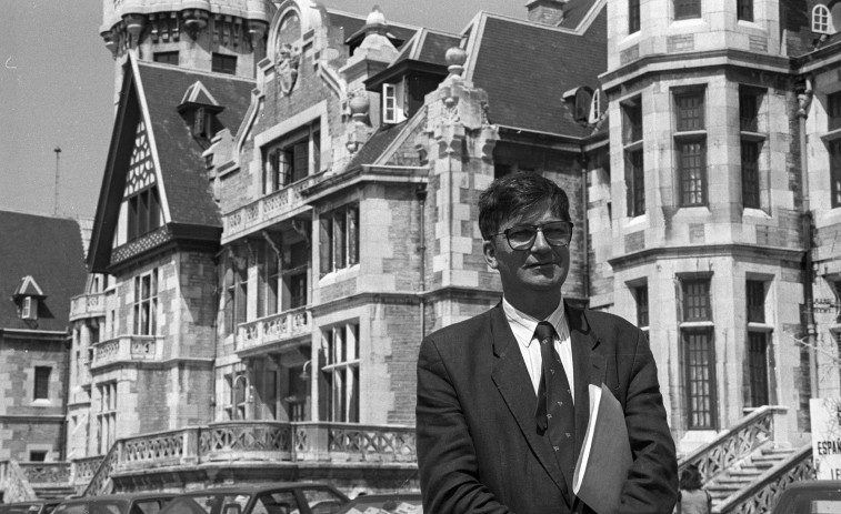 Pedro Sánchez rinde homenaje a la figura de Ernest Lluch en el 25º aniversario de su muerte