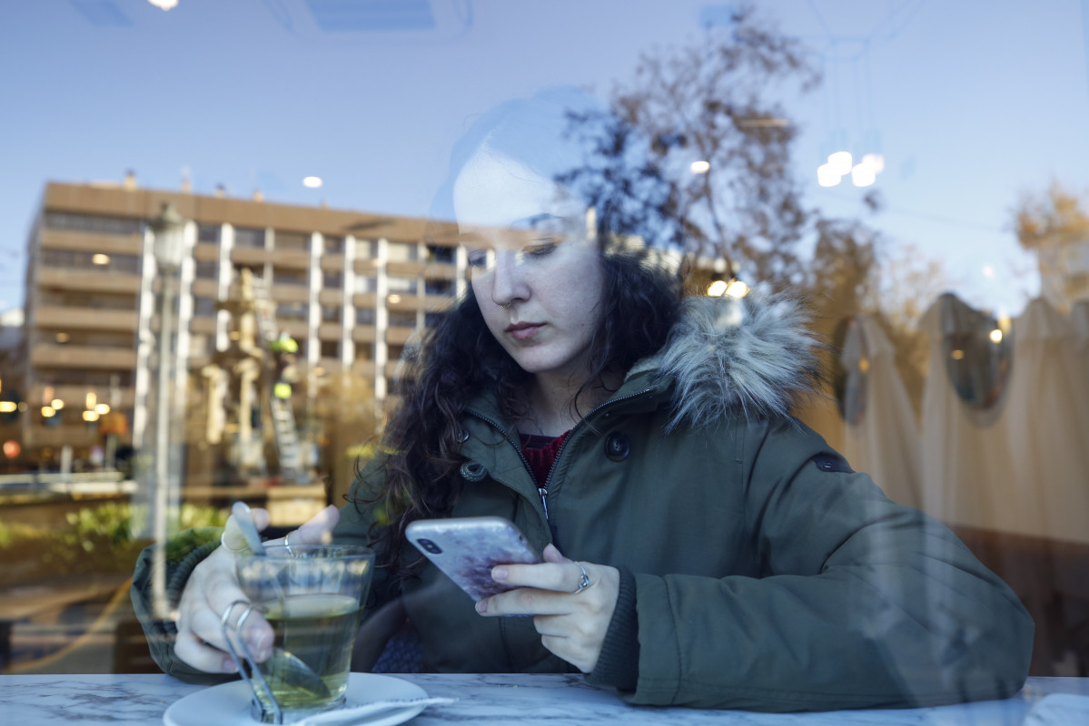 Clientes a primera hora de las mañana desayunando en bares de Granada, tras rebajar la Junta de Andalucía las restricciones anteriores que mantenían cerrado los negocios durante todo el día. Grana