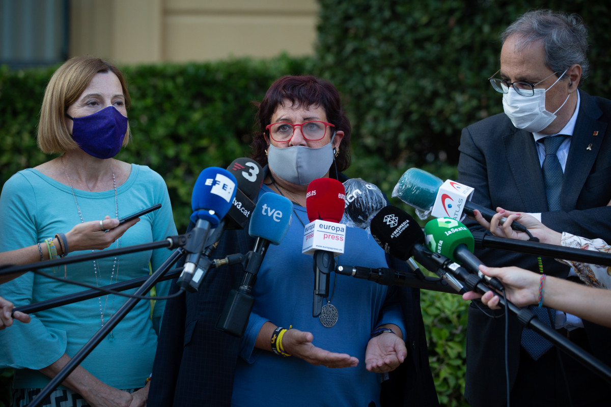 La presa del 'Procés' que mantiene el tercer grado penitenciario y exconsellera de Trabajo, Asuntos Sociales y Familia de la Generalitat Dolors Bassa (c), ofrece declaraciones a los medios de comunic