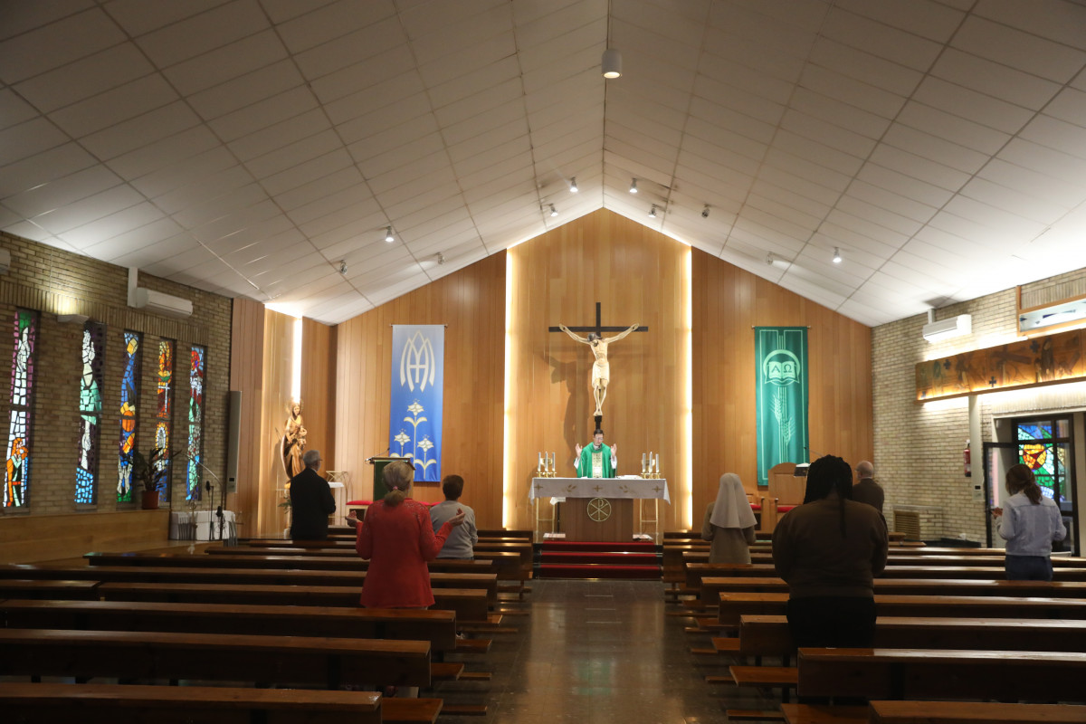 Un sacerdote oficia misa en la Parroquia de Nuestra Señora de la Misericordia, en el distrito de Puente de Vallecas, Madrid (España).