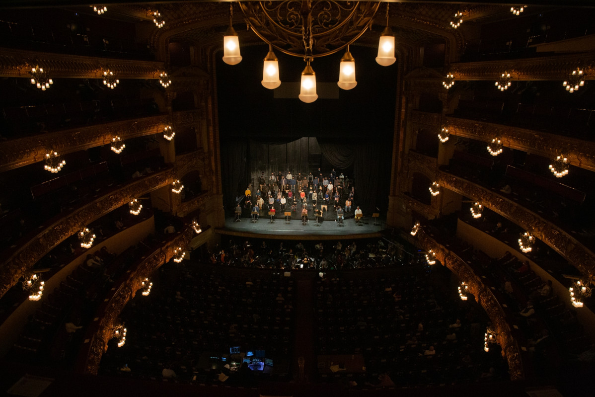 La directora italiana Speranza Scapucci dirige la orquesta durante el ensayo de una escena de ‘La Traviata’ con solistas, coro del Liceu y piano, en Barcelona, Catalunya (España), a 24 de noviemb