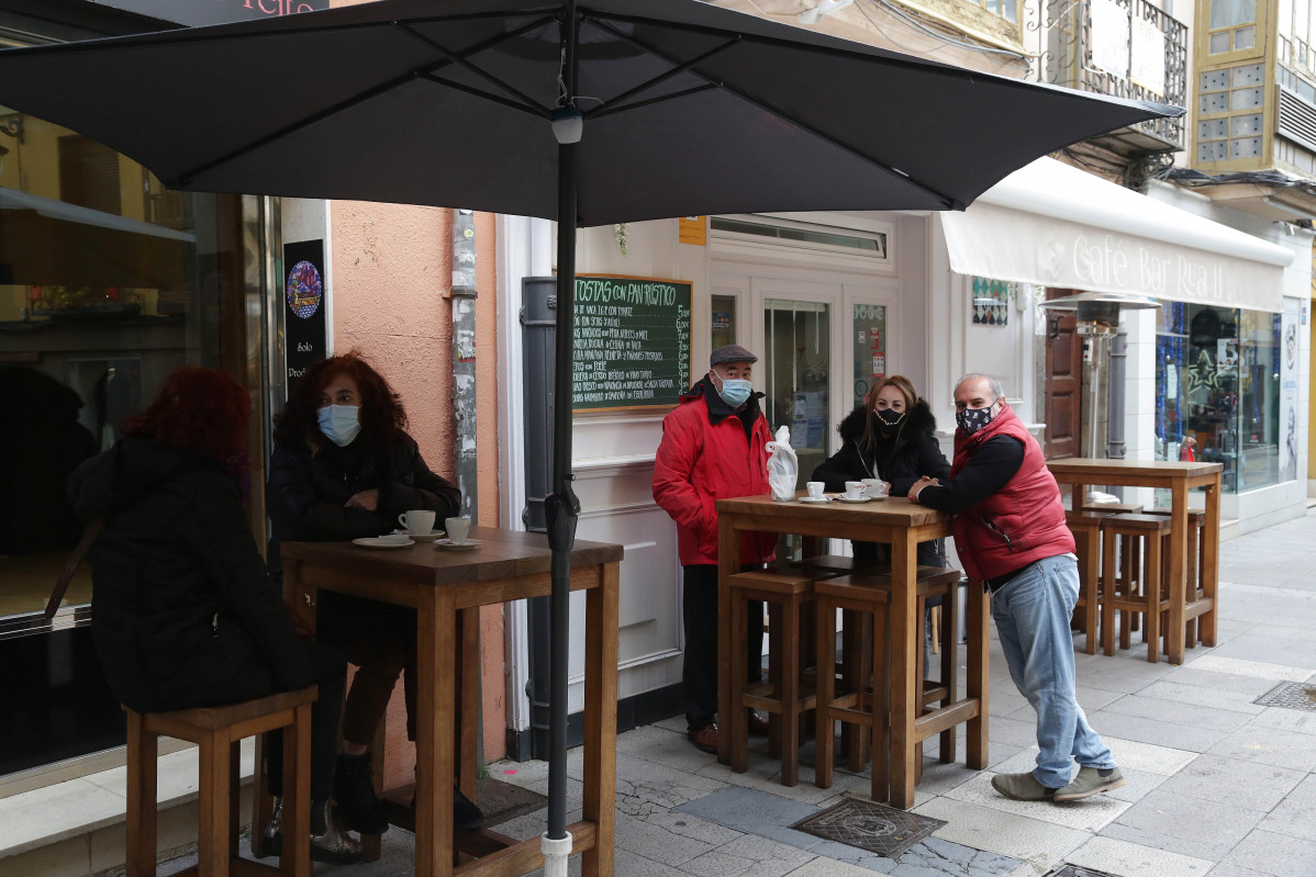 Personas sentadas en una terraza en León, Castilla y León, a 4 de diciembre de 2020.
