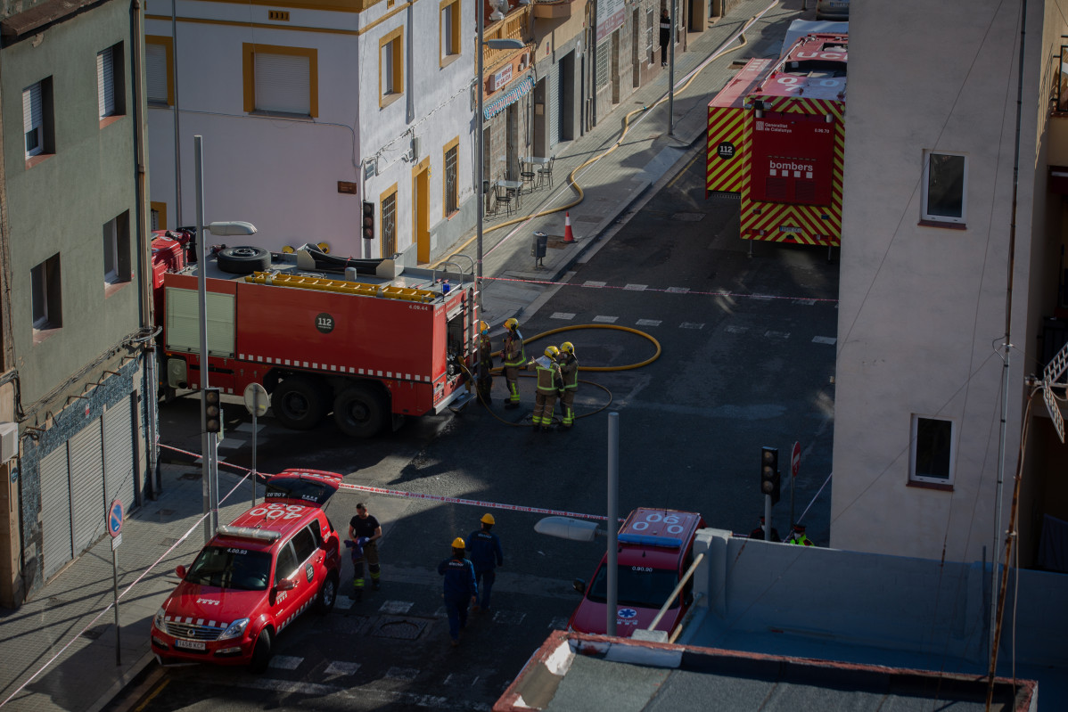 Bomberos en las inmediaciones de la okupada en el barrio de Gorg tras haberse incendiado esta noche en Badalona, Barcelona, Catalunya (España), a 10 de diciembre de 2020. Un incendio la pasada noche 