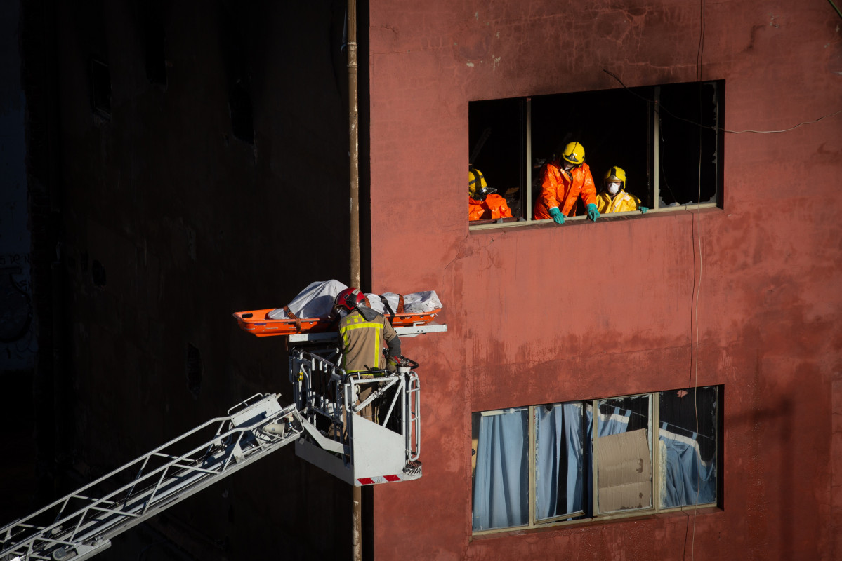 EuropaPress 3472582 bomberos generalitat retirado interior nave dos tres cuerpos vida victimas