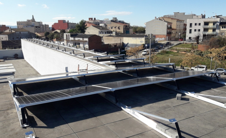 La comisaría de la Policía de Mollet se autoabastecerá de energía gracias a la instalación de 60 placas solares
