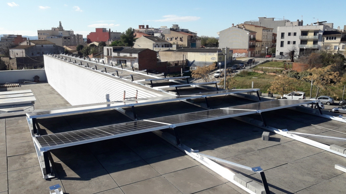 La instalación de placas fotovoltaicas en la comisaría de la Policía Municipal de Mollet (Barcelona).