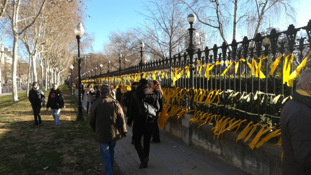 Lazos amarillos en la valla del Parque de la Ciutadella de Barcelona