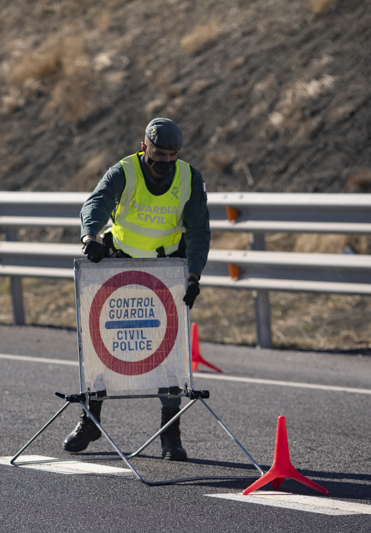 Un agente de la Guardia Civil realiza un control de movilidad en la autovía A42, a la altura de Illescas, Toledo, Castilla-La Mancha (España), a 30 de octubre de 2020. El cierre perimetral de Castil