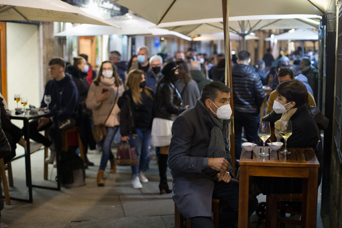 Ciudadanos en la terraza de un bar de Lugo a 12 de diciembre de 2020. La ciudad de Lugo, junto a Pontevedra, ha optado por relajar las restricciones en la hostelería impuestas por la pandemia de coro