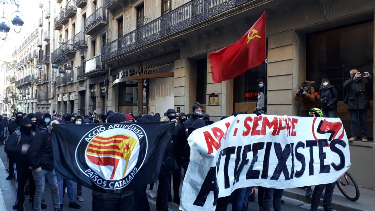 Una manifestación antifascista con unas 150 personas se dirige este domingo por la mañana hacia la plaza Sant Jaume de Barcelona, donde este mediodía se celebrará un acto de Vox por el Día de la Constitución.
