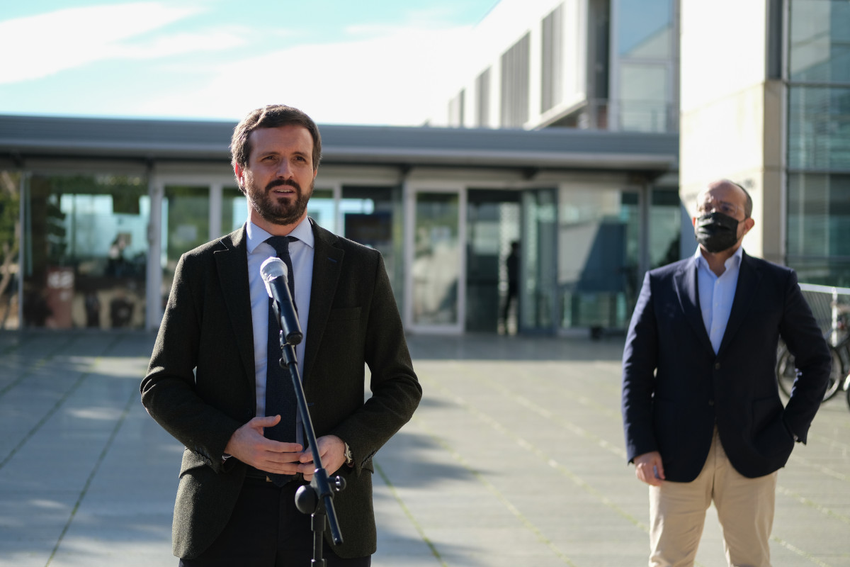 El presidente del PP, Pablo Casado (I), interviene durante su visita al Instituto Catalán de Investigación Científica en Tarragona, acompañado del presidente del PPC, Alejandro Fernández (D), en 