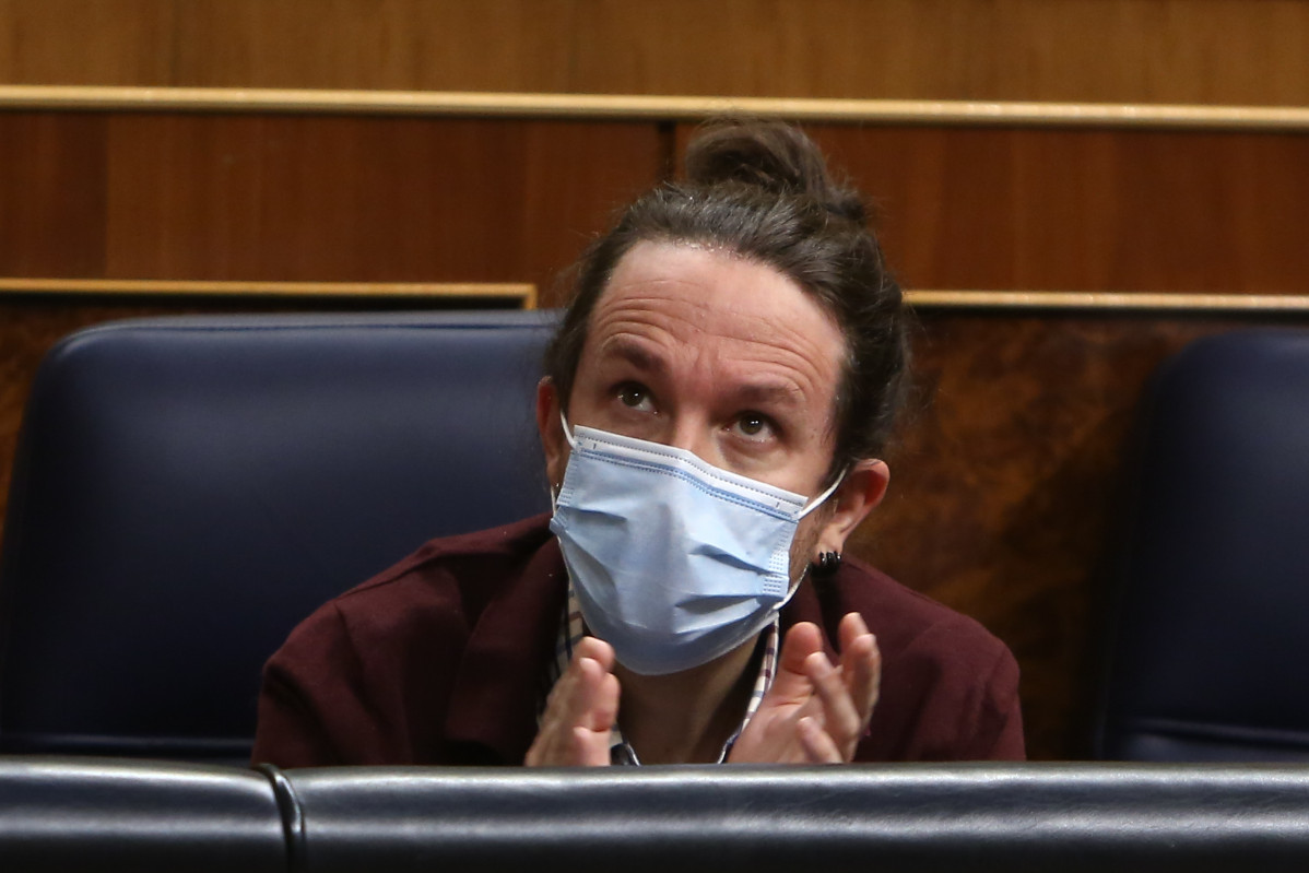 El vicepresidente segundo y líder de Unidas Podemos, Pablo Iglesias, aplaude durante una sesión plenaria en el Congreso de los Diputados, en Madrid (España), a 2 de diciembre de 2020. El Pleno afro