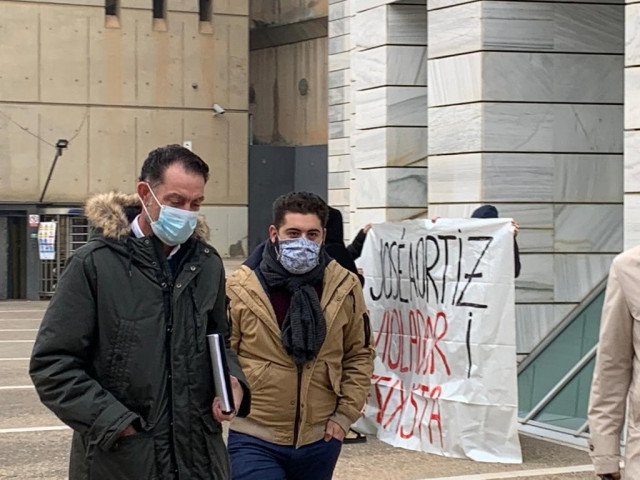 José Antonio Ortiz Cambray, a la izquierda, a su llegada a los juzgados de Lleida, acompañado de un testigo, el 25 de noviembre