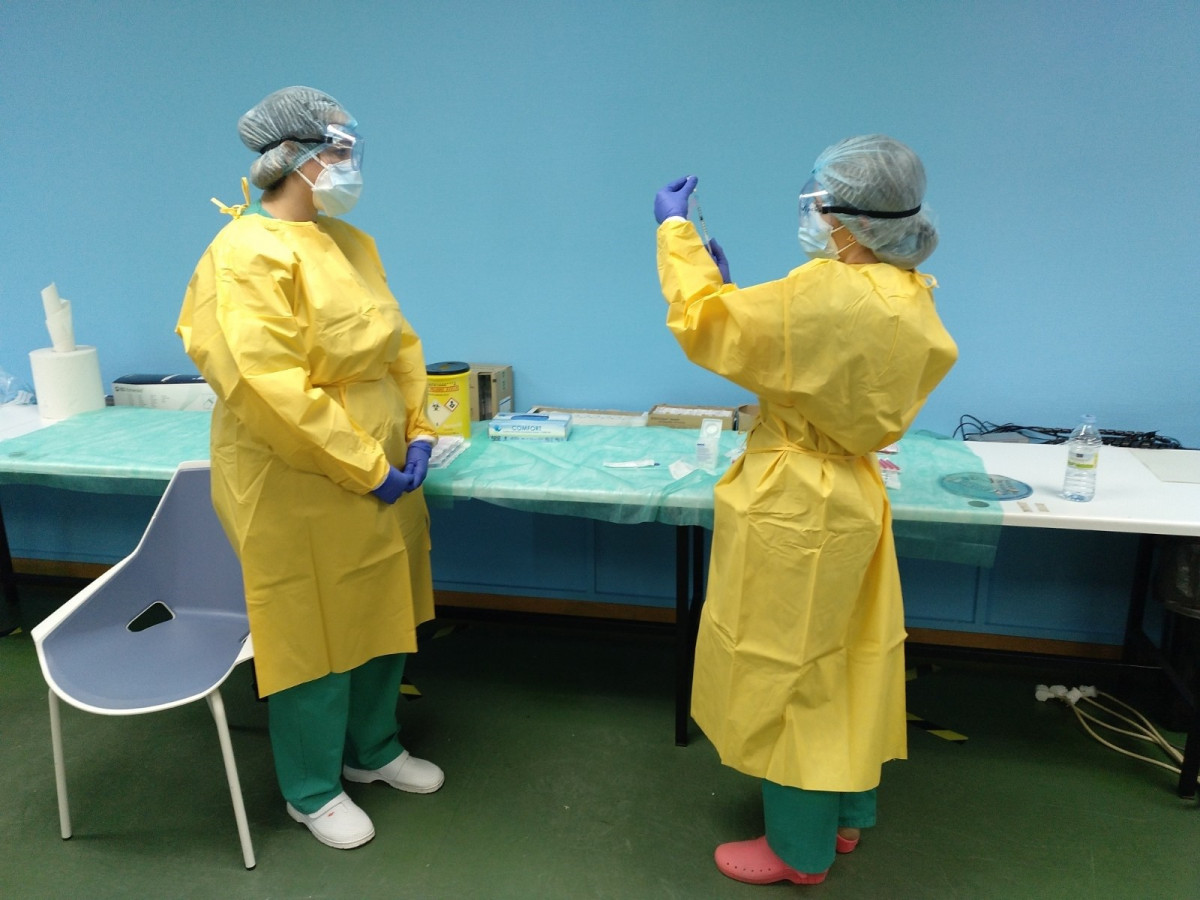 Profesionales sanitarios realizan tareas de preparación para la vacunación contra el coronavirus.