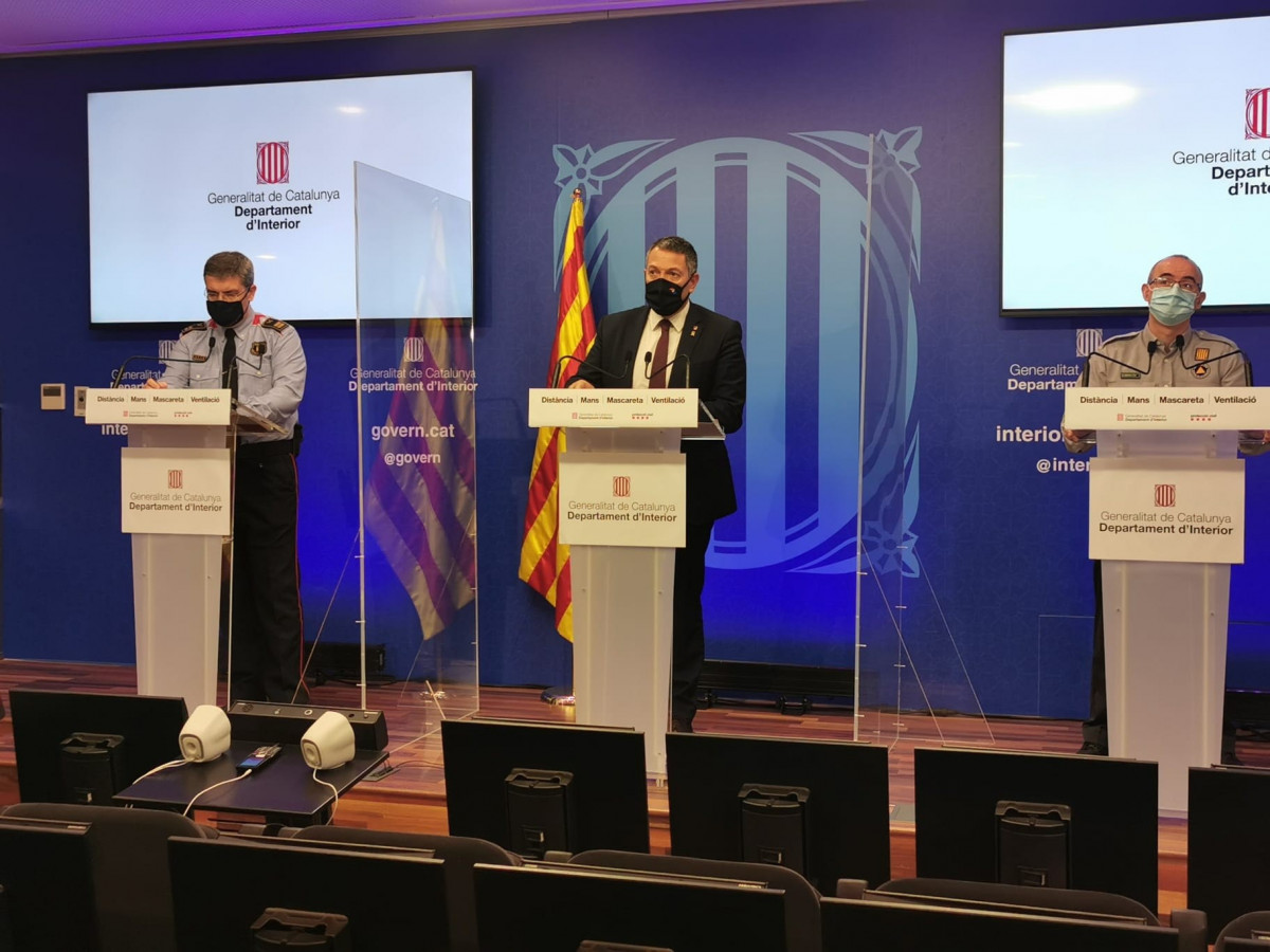 El conseller de Interior, Miquel Sàmper, este jueves en rueda de prensa junto al comisario de Mossos David Boneta y al subdirector de Protección Civil, Sergio Delgado