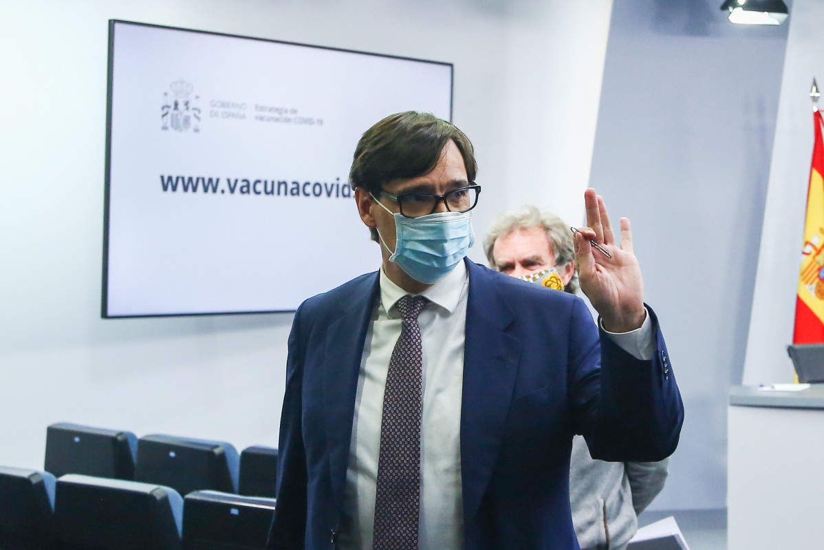 El ministro de Sanidad, Salvador Illa, saluda tras ofrecer una rueda de prensa tras la reunión del Consejo Interterritorial del Sistema Nacional de Salud, en Madrid (España), a 28 de diciembre de 20