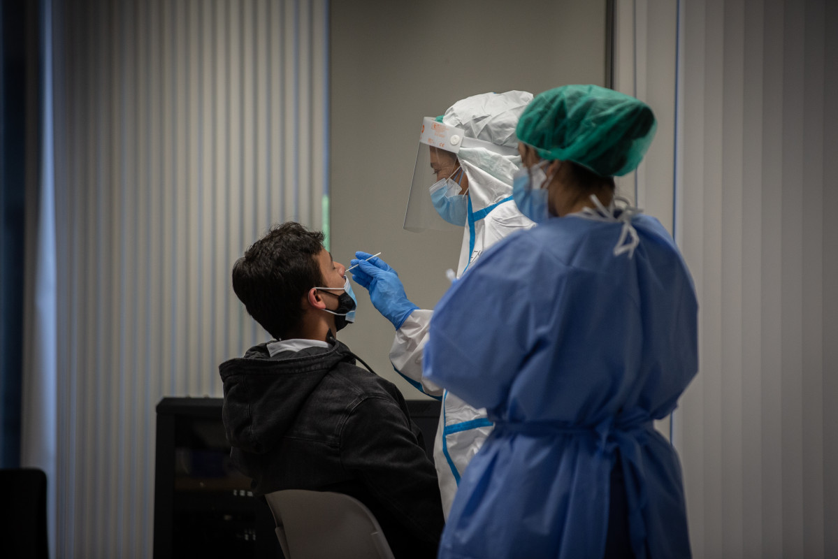 Un hombre recibe una prueba PCR en una imagen de archivo