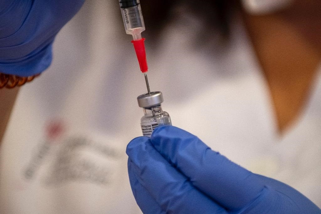 Primera dosis de la vacuna de Pfizer para administrar en la residencia de gente mayor Oms-Sant Miquel de Palma.