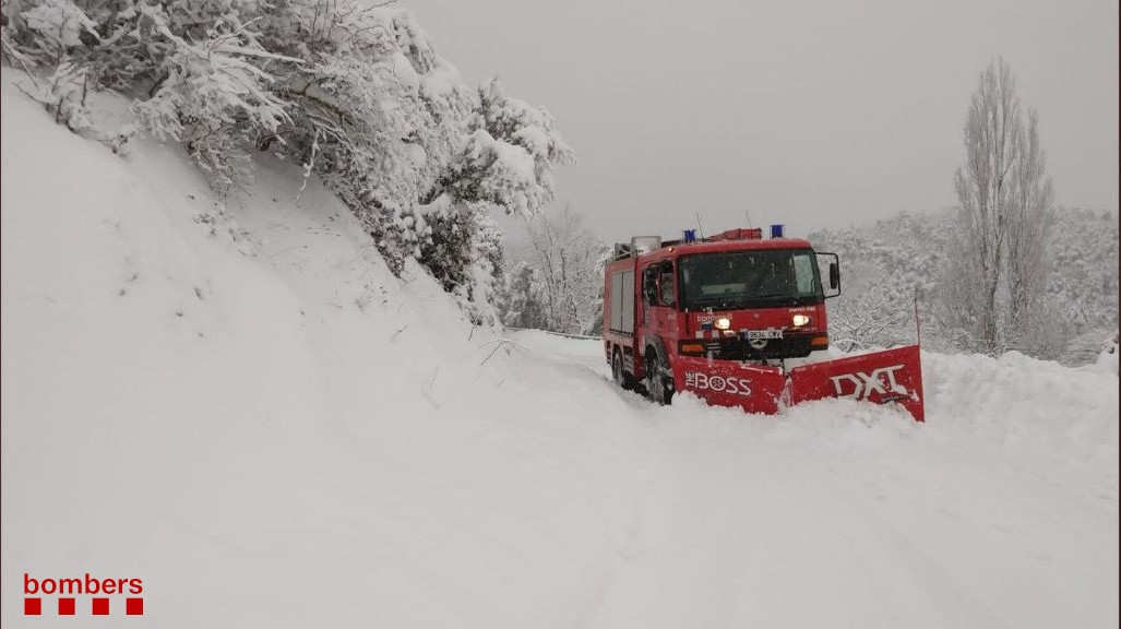 EuropaPress 3511930 bombers retiran nieve carreteras catalanas borrasca filomena