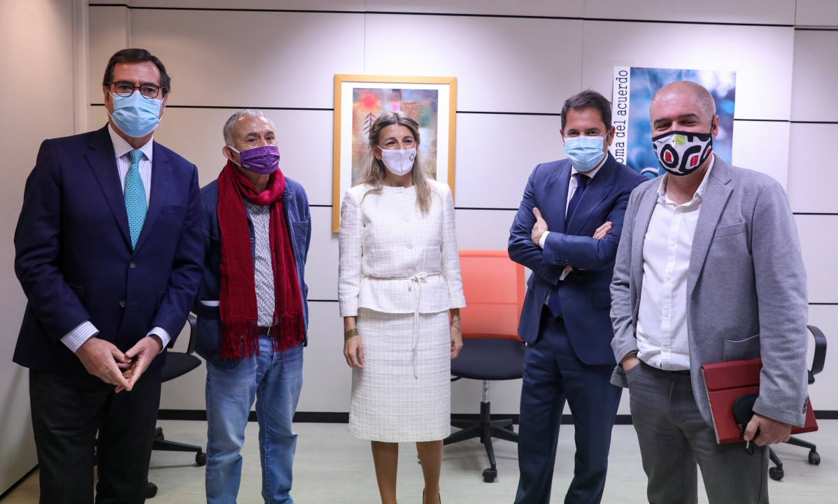 (I-D) El presidente de CEOE, Antonio Garamendi; el líder de UGT, Pepe Álvarez; la ministra de Trabajo, Yolanda Díaz; el presidente de Cepyme, Gerardo Cuevas; y el líder de CCOO, Unai Sordo, en una