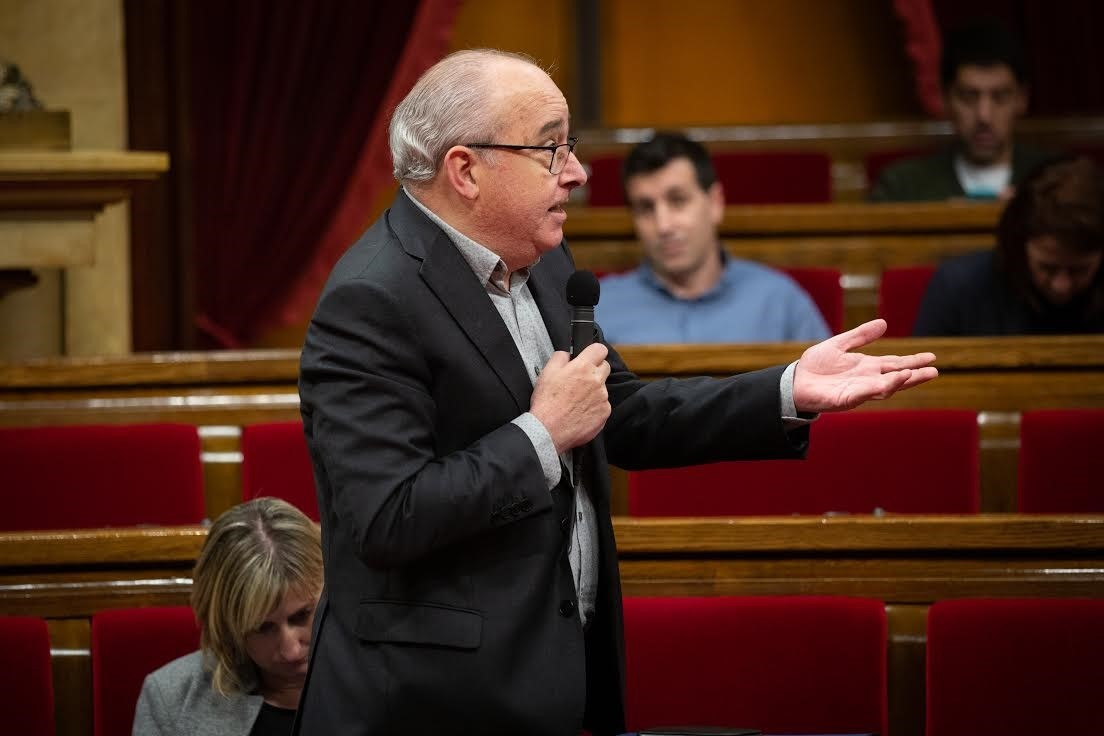 El conseller Josep Bargalló durante el pleno del Parlament