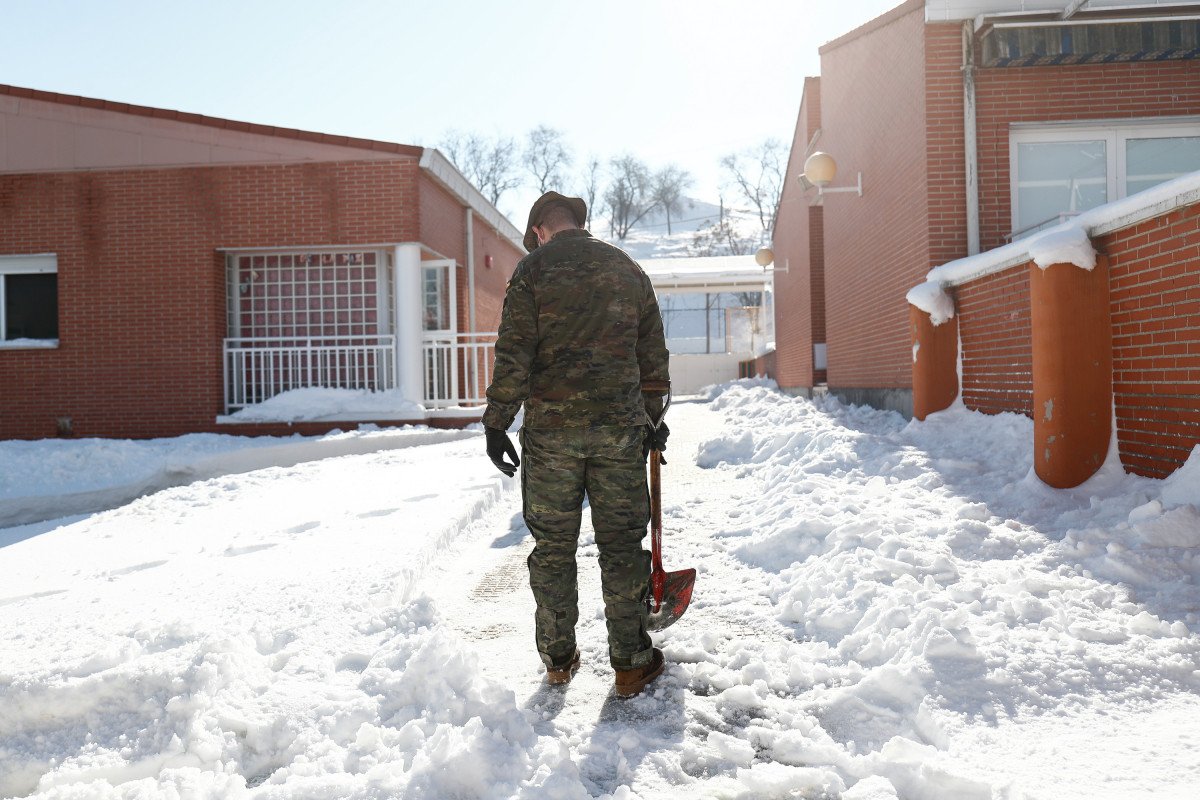 Un militar de la Unidad Militar de Emergencias (UME) colabora en la retirada de nieve y hielo en las inmediaciones del colegio Fuente de la Villa tras la gran nevada provocada por la borrasca 'Filomen
