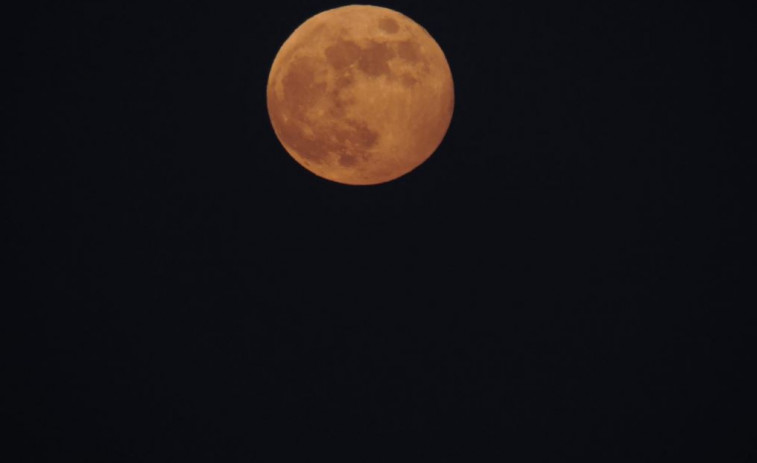 Un multimillonario japonés busca 8 voluntarios para el vuelo de SpaceX alrededor de la luna del 2023
