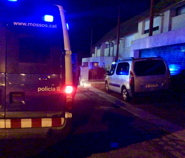 Dos agentes de la policía local quedan heridos tras ser atacados por asistentes de una fiesta en Matadepera (Barcelona).