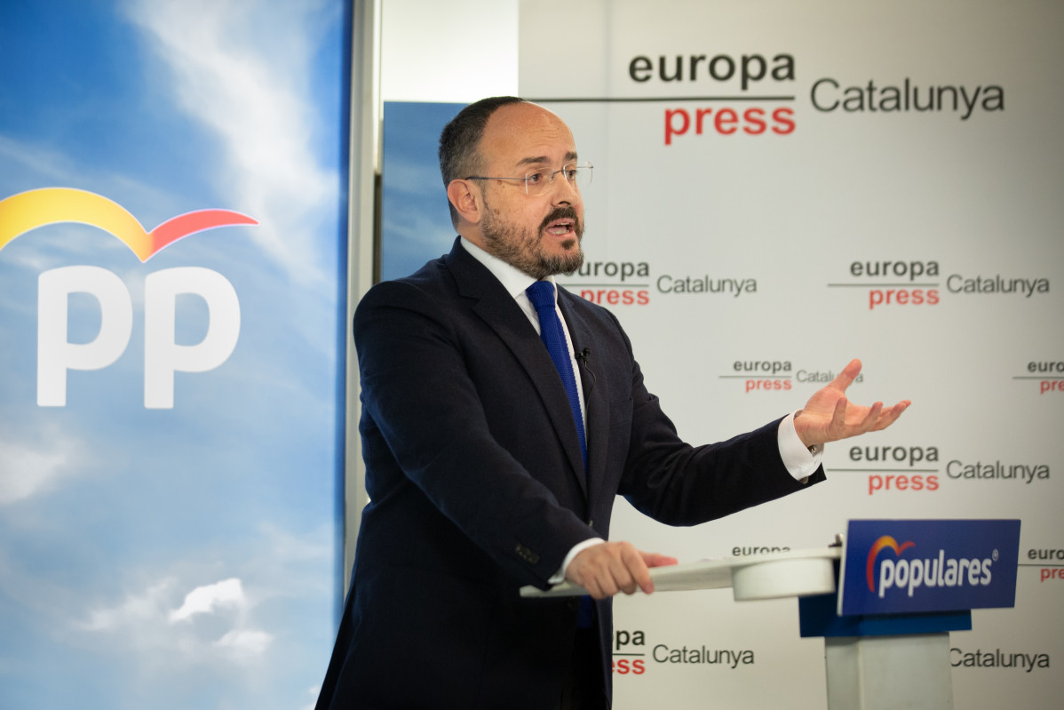 El candidato del Partido Popular a la Presidencia de la Generalitat de Catalunya, Alejandro Fernández, interviene durante un Encuentro Digital de Europa Press, en Barcelona, Catalunya (España), a 19