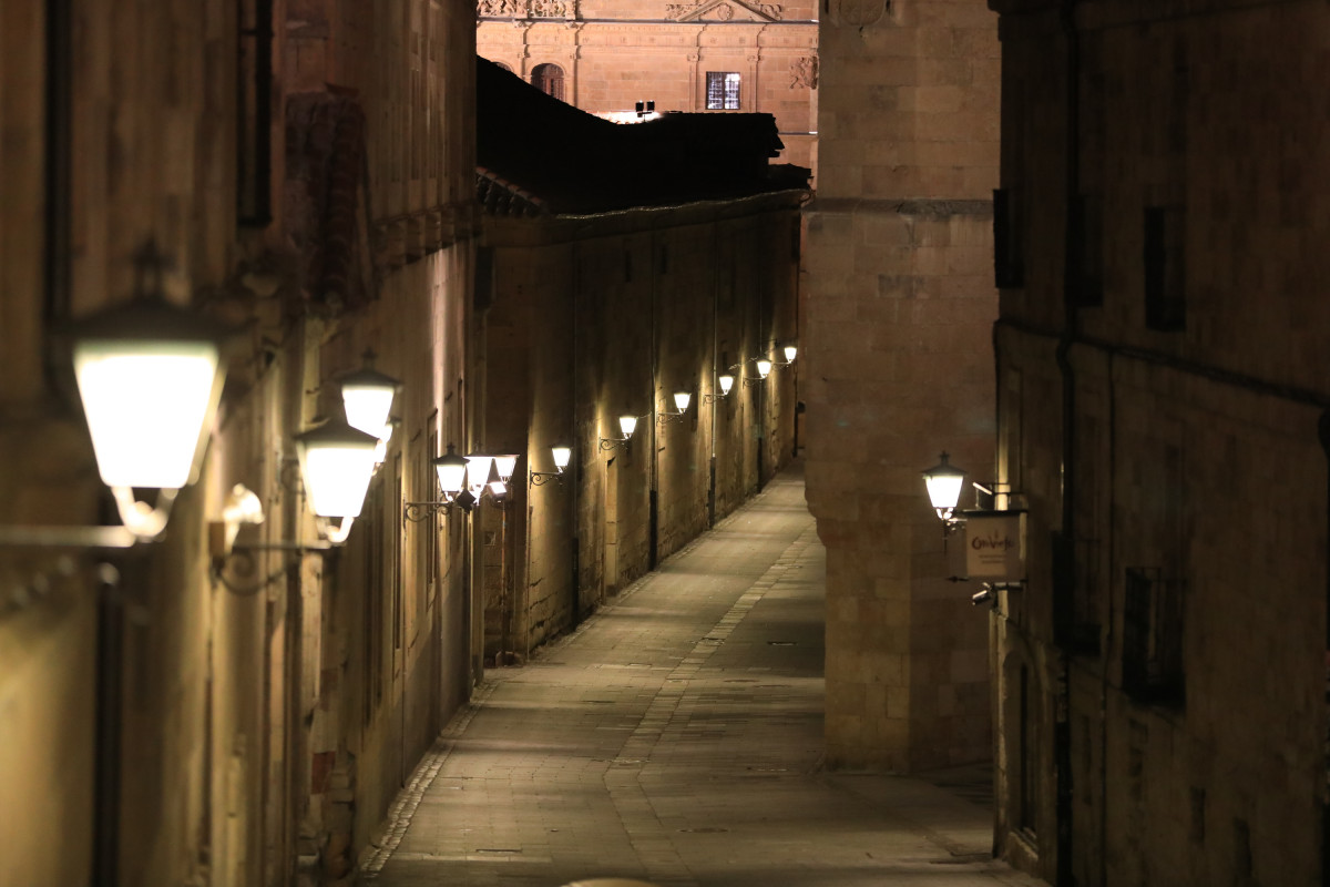 Una calle vacía de Salamanca la noche en la que la ciudad ha vivido su primer toque de queda dictado por la Junta de Castilla y León para toda la región, en Salamanca, Castilla y León (España) a 