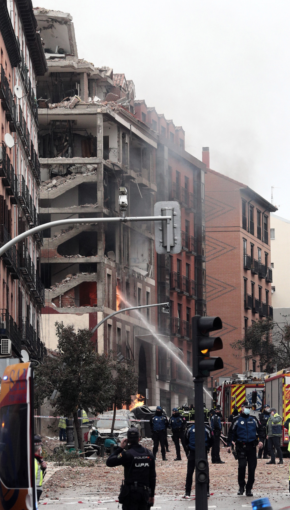 Aspecto de un inmueble momentos posteriores a una fuerte explosión registrada en la calle Toledo que ha hundido varias plantas del edificio, en Madrid, (España), a 20 de enero de 2021.