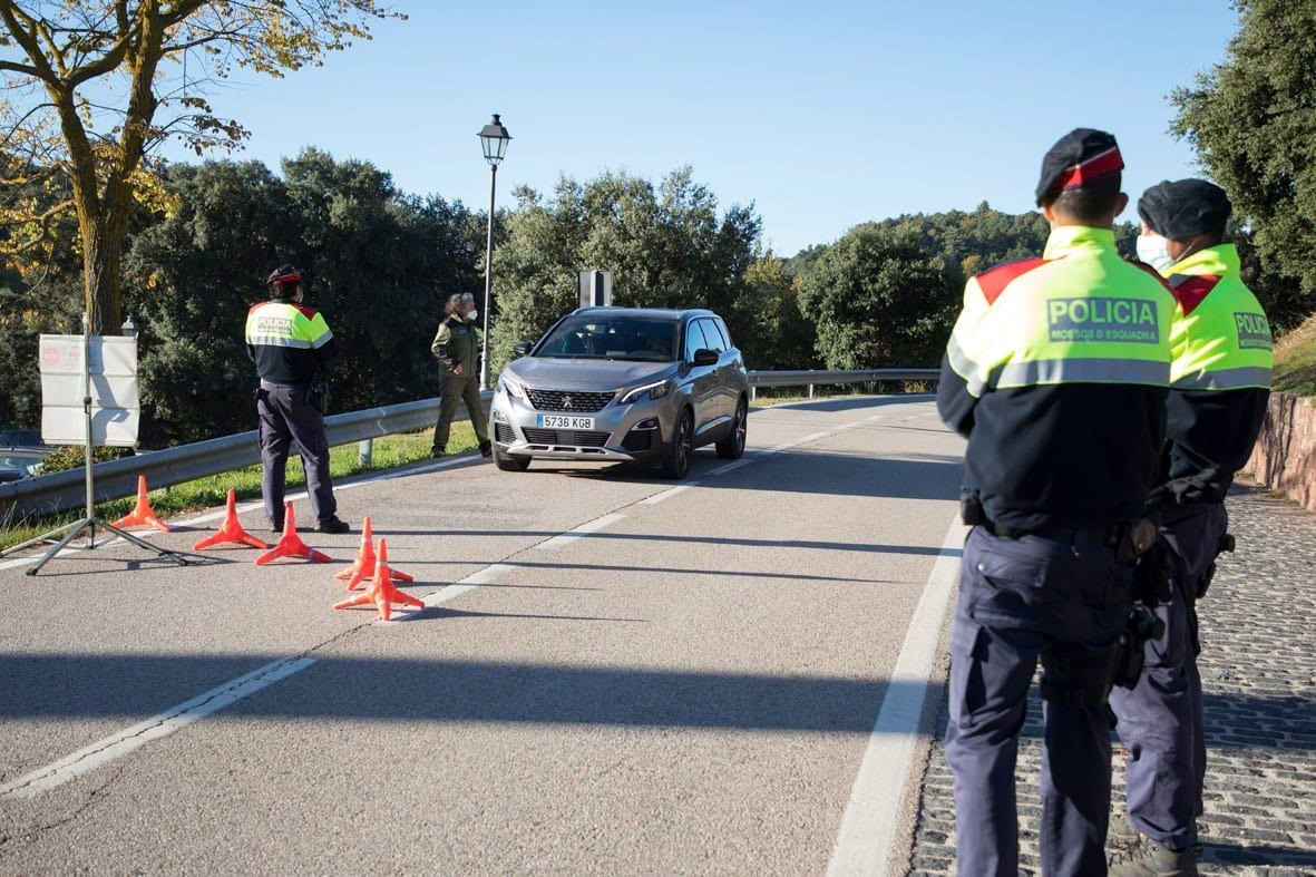 Mossos d'Esquadra controlen els accessos al parc natural del Montseny a Barcelona.